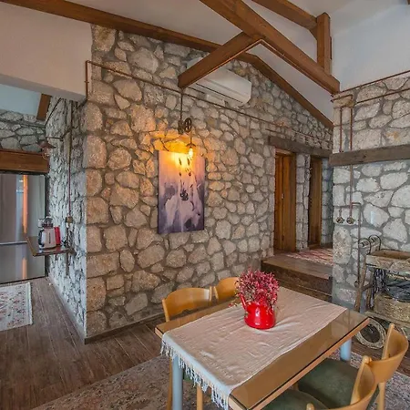 Kalabantia House *